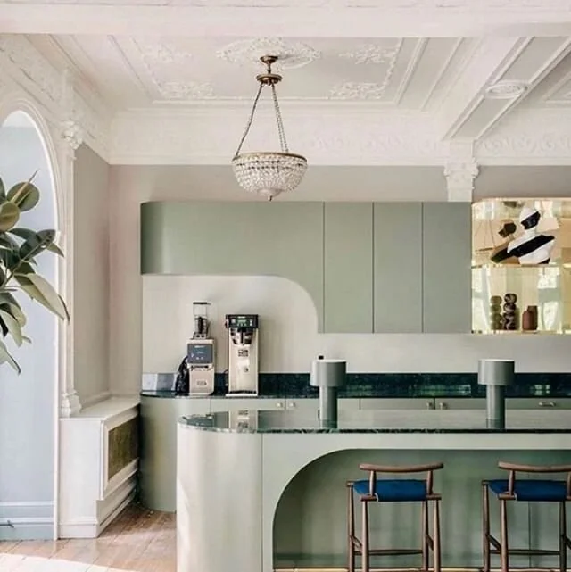 Crushing on this kitchen! ✨There's something special about the mirroring shapes in the upper cabinets and island. #repost @jentalbotdesign