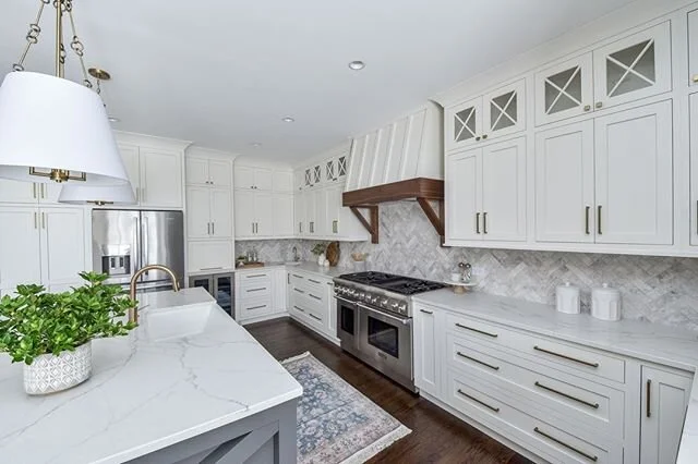 A dreamy kitchen that could make anyone want to cook! 🍳What's for dinner tonight? Design: @millyjanestudio #matthewjamesco #customcabinets #storage