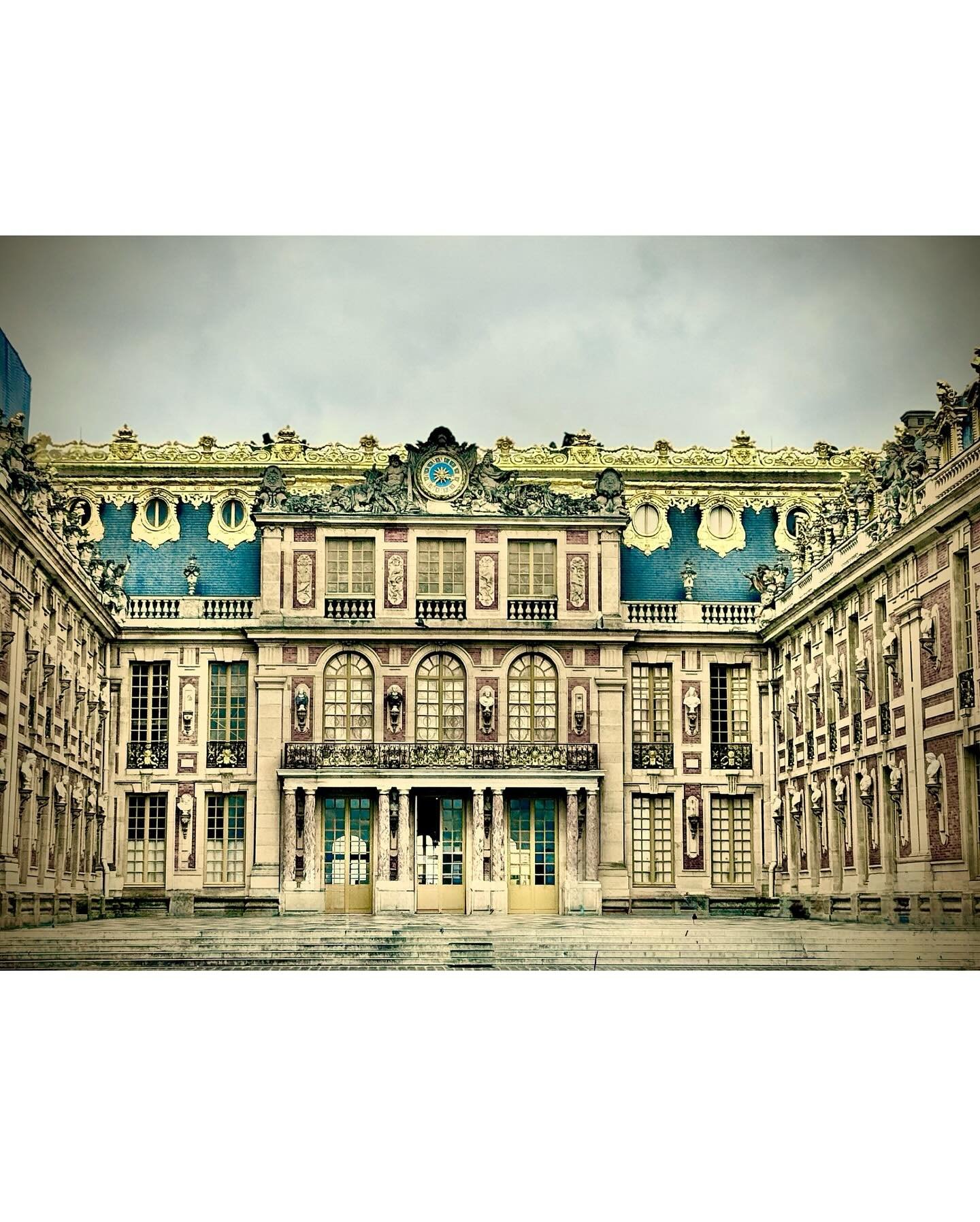 Inside the palace of Versailles.
#jemrigbyphotography #royalpalace  #frozenintime #Paris2024 #palaceofversailles #mirroredhall #kingsizebed #queensizedbed #chandeliers #beauty #decadence #gold #versailles #cityofparis #travel  #traveller  #travelgram