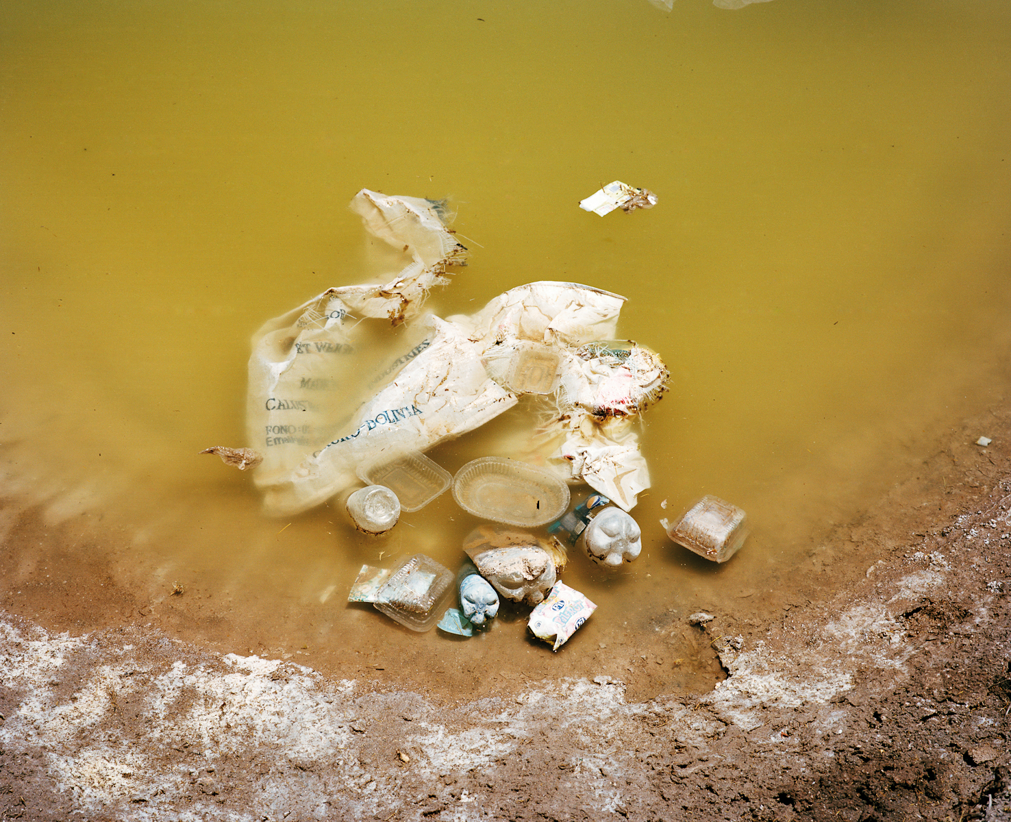  Trash on the edge of the Salar de Uyuni, Bolivia 