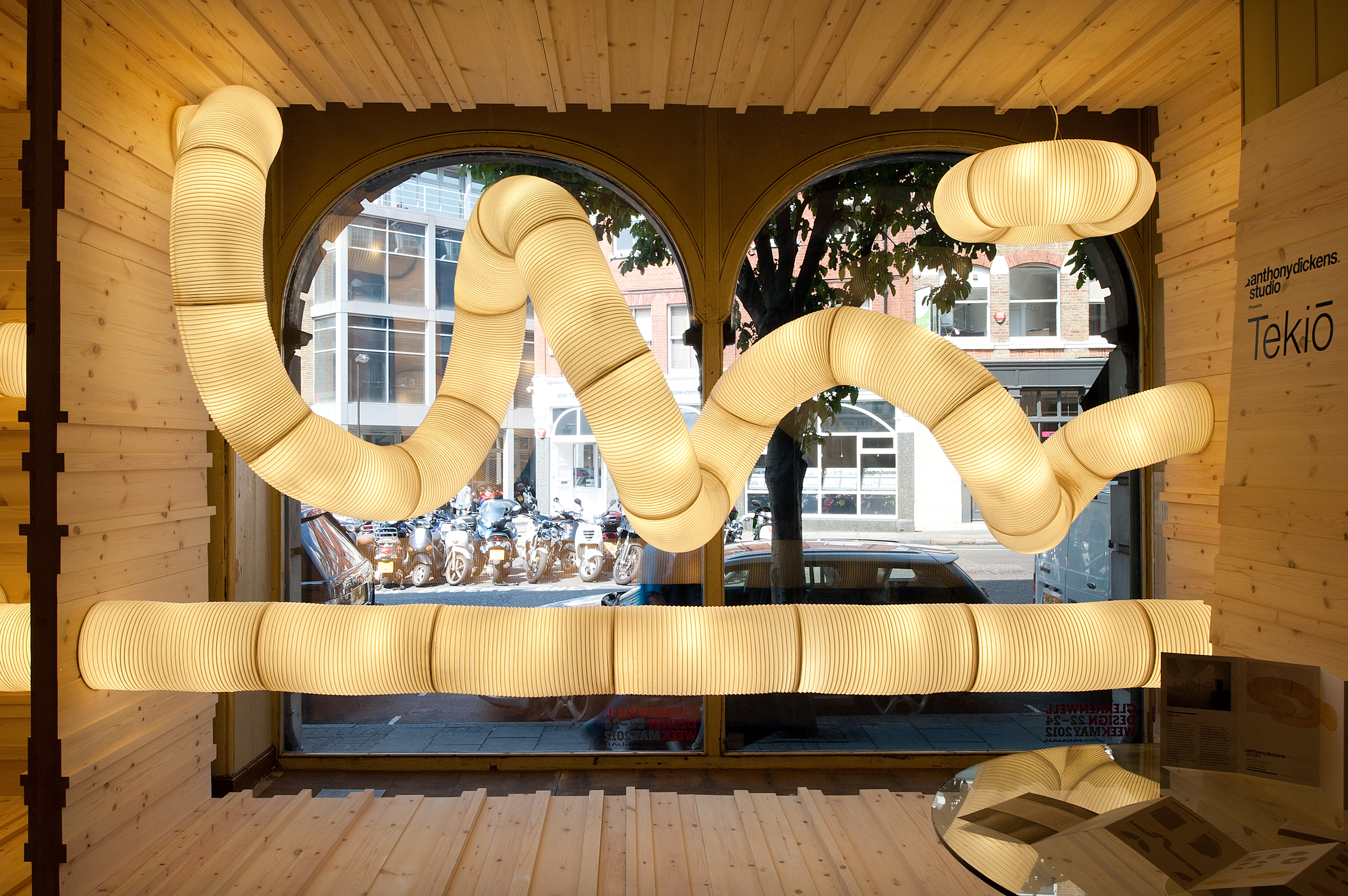 Teki ō ’s innovation is flexibility. Inside each paper tube is a frame with connecting hinges that can be locked anywhere from straight to ninety degrees. Image © Jim Stephenson