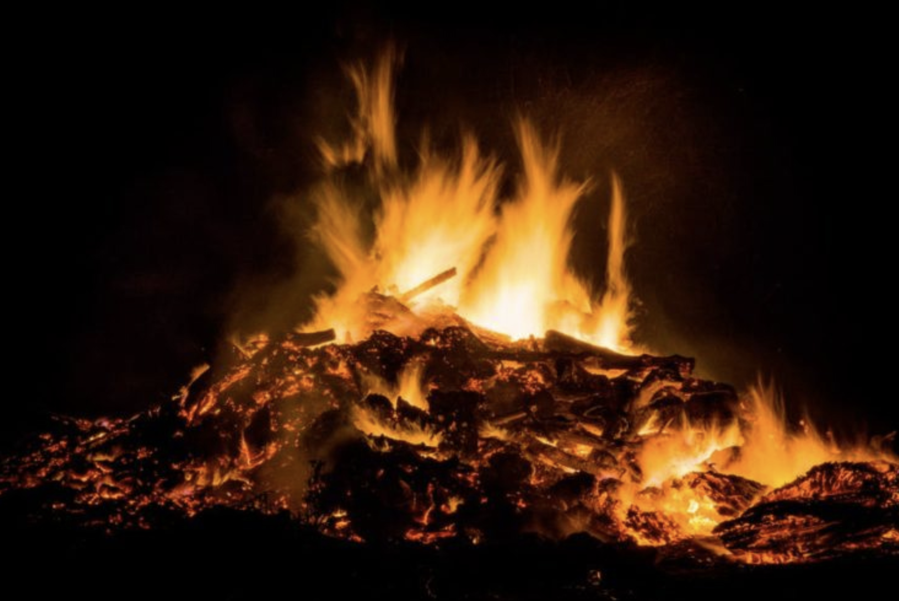 Stunning AP photos of mass cremations in India: But what about religious traditions?