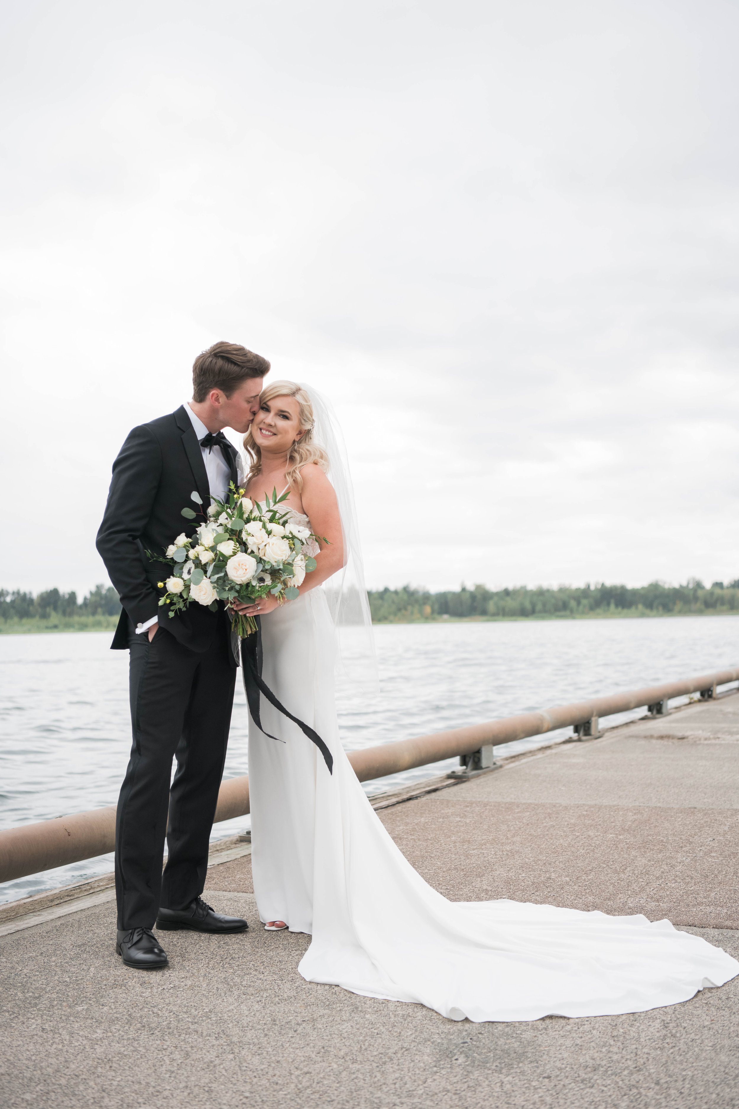 Modern Waterfront Wedding | Black Pearl on the Columbia