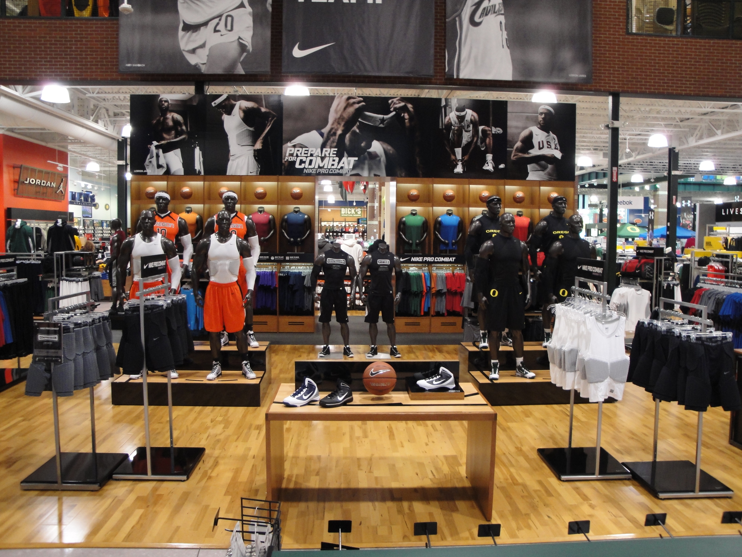 Visual Merchandising//Nike Pro shop