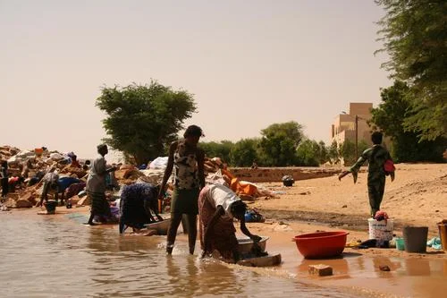 Women doing laundry, Niafunke