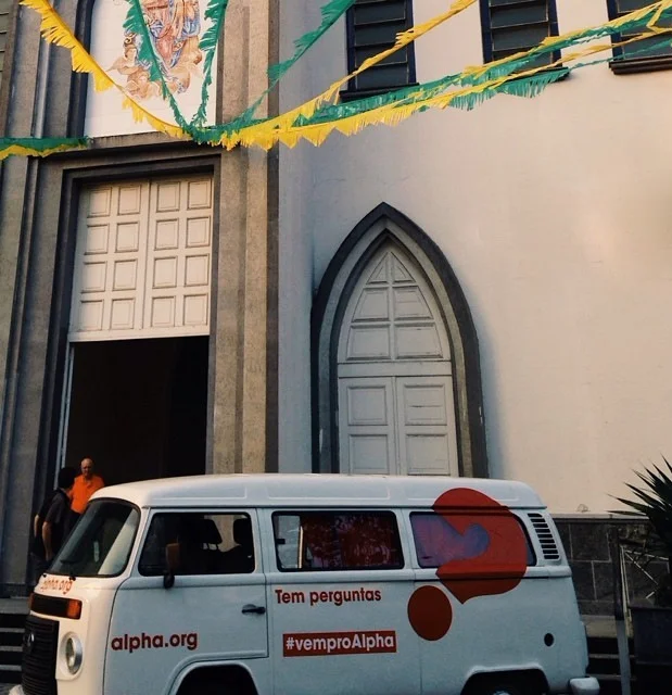Leve a #kombiAlpha para sua igreja ou paróquia por um dia!