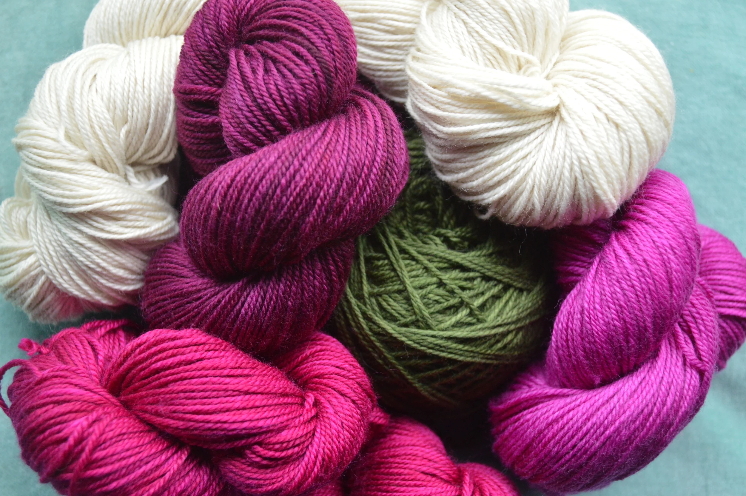 Abstract Fiber Temptation ; 70% Merino, 20% Cashmere, 10% Nylon