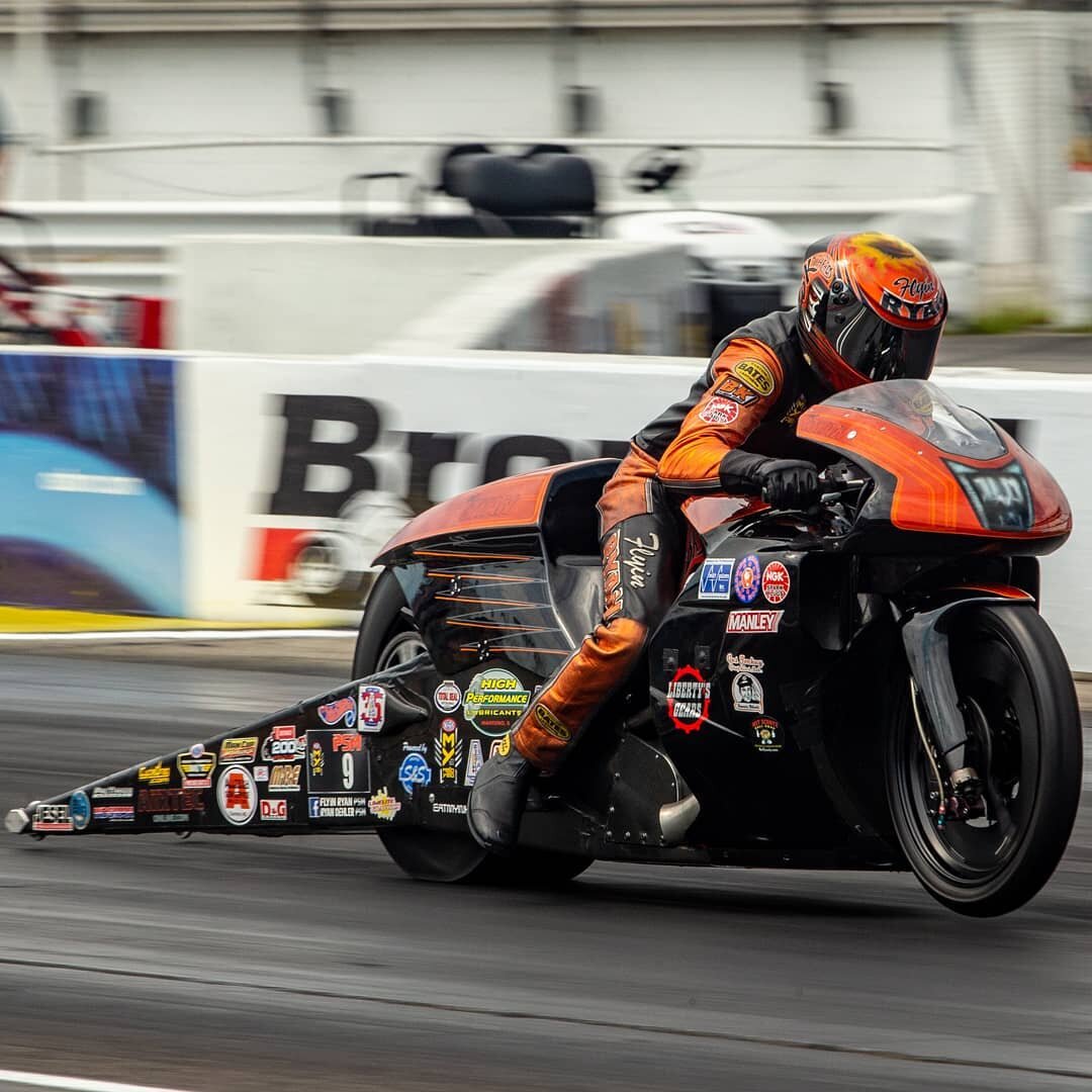 Dodge NHRA Indy Nationals Pro Stock Motorcycle racing with @flyinryanracing 
.
.
#nhra #nhrapsm #flyinryanracing #indysportsdaily