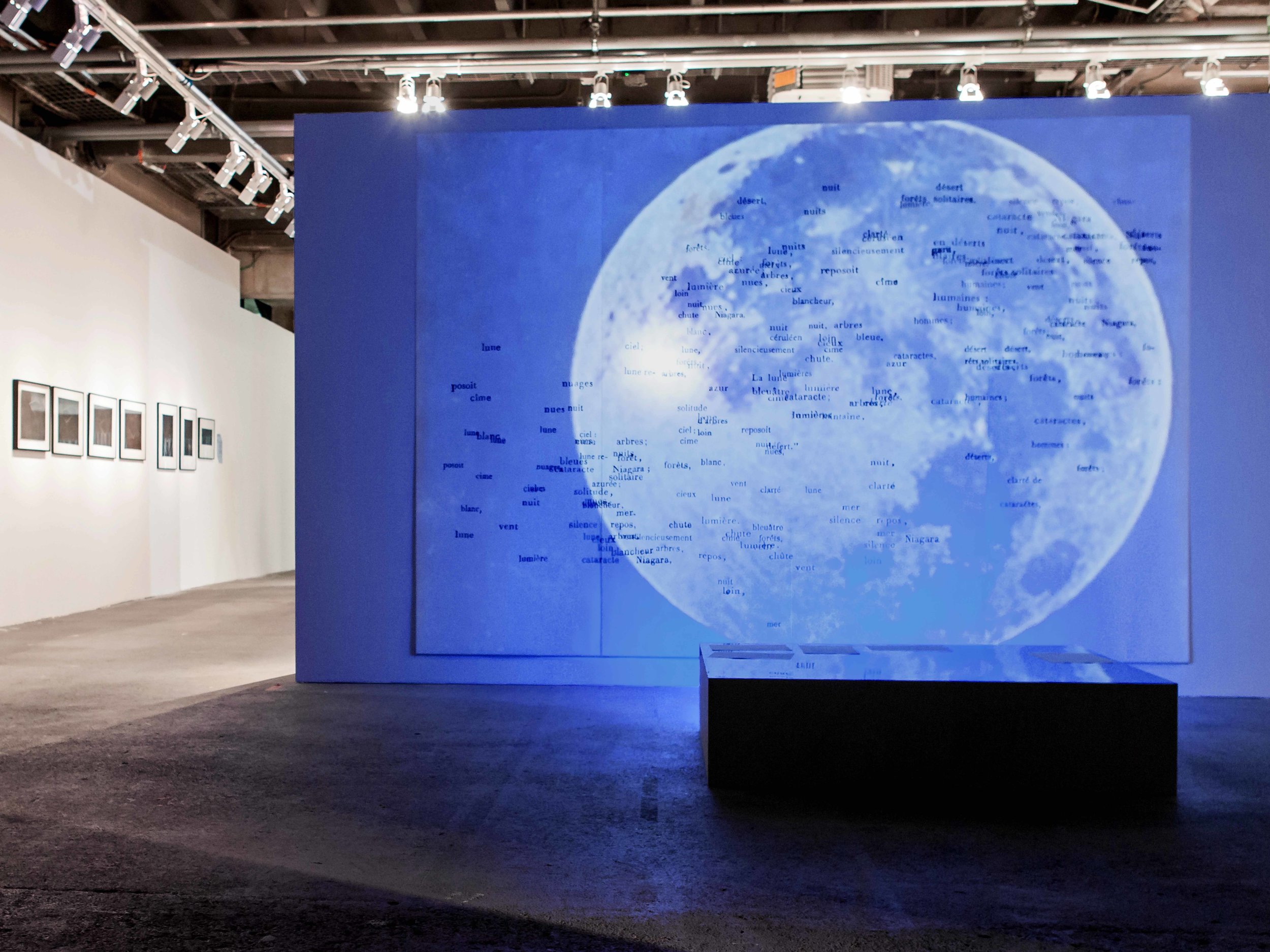 La Nuit de Chateaubriand II (2017) Palais de Tokyo, Paris wooden pedestal, fluorescent tubes, filters, partition of words, video, sound, loop 18min (organ Adam Bernadac) on the pedestal: printed texts, documents dimensions variable : partition of words: 360 x 260 cm ; pedestal: 145 x 110 x 35 cm installation view, Palais de Tokyo, Paris, 2017 © Mathieu Faluomi