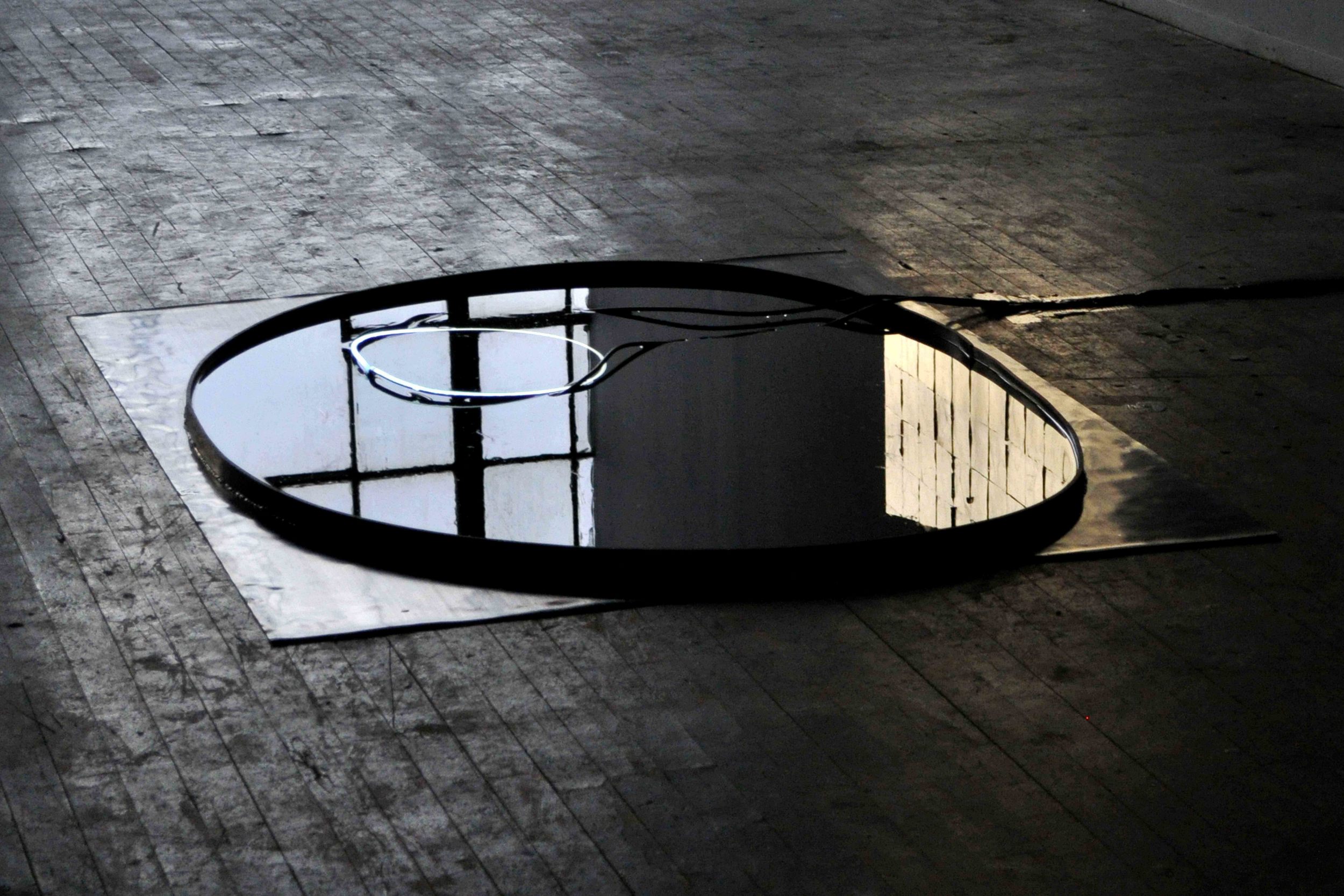 More than half, Less than full, 2014 neon, water, rubber, electrical cables 152 x 122 x 5 cm installation views, CuatroH, New York, 2014 © Sophie Kitching, Maximiliano Siñani