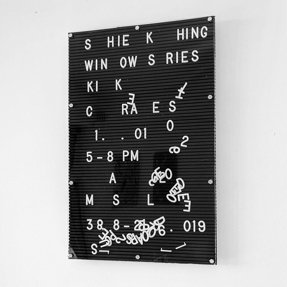   WIN OW S RIES , 2019 Vinyl, plastic letters, plexiglass, bolts 43 x 28 cm 