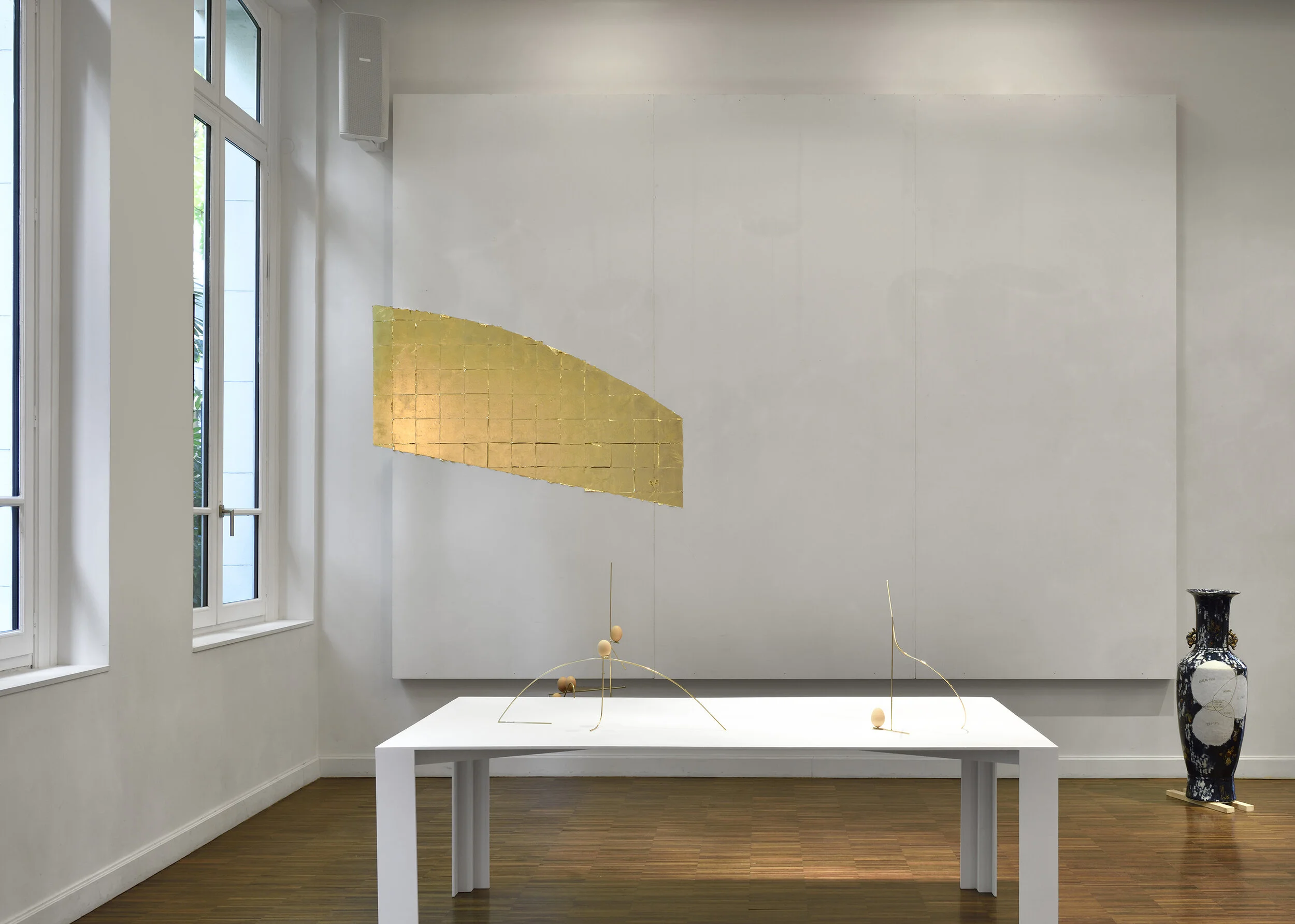 Autumn , 2016 feuille cuivre zinc dimensions variable installation view, Une inconnue d’avance, Bourse Révélations Emerige, Paris, 2016 photo Rebecca Fanuele
