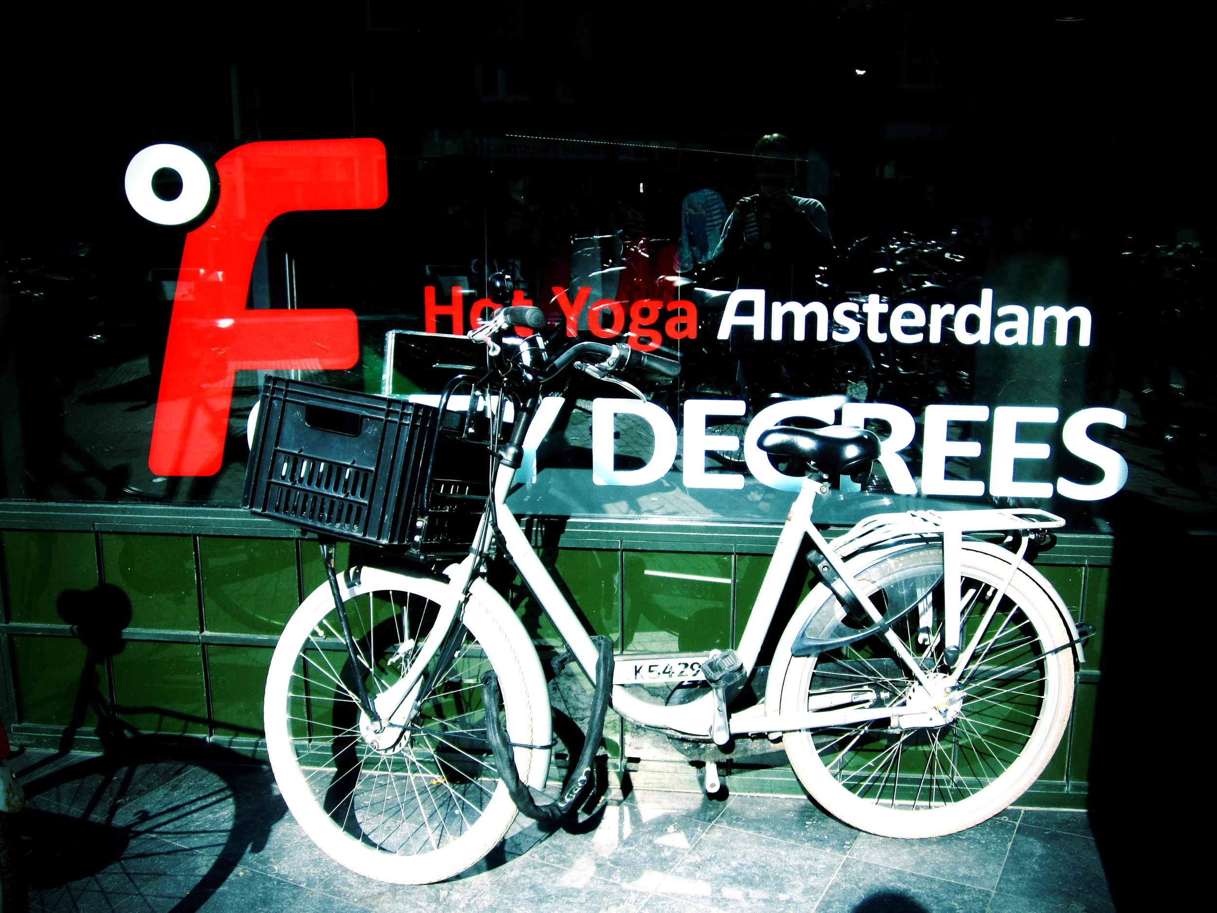 Forty Degrees even looks the part of the quintessential Amsterdam yoga shop from the exterior