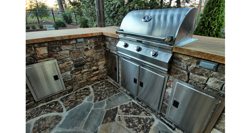 Outdoor-Kitchen-Drystack-Stone-Crab-Orchard-Countertop-Stainless-Steel-Grill-Built-in-Grill-FireMagic-Flagstone-Patio.1.jpg