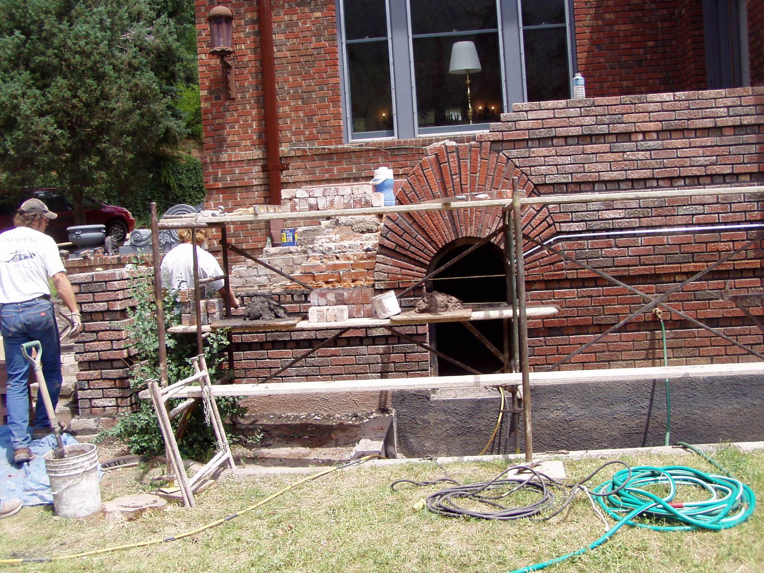  Walls at the flanking entry landings had suffered from moisture intrusion through the coping and the greenhouse. 