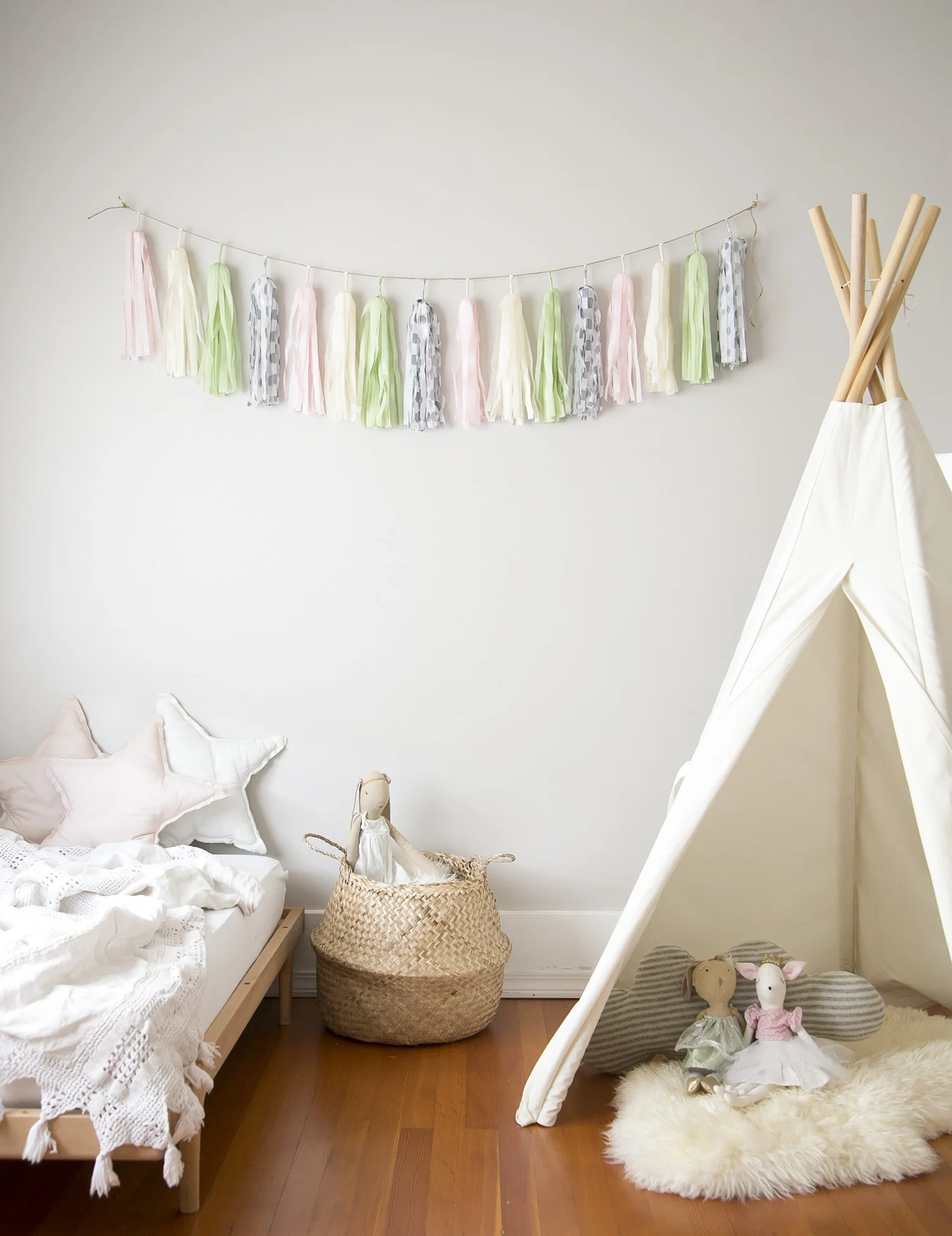 25 GARLANDS FOR KIDS' ROOMS — WINTER DAISY interiors for children