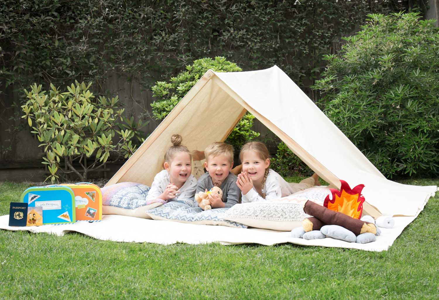 Camping for kids. Палатка для детей. Дети туризм палатка. Ребёнок у палатки в горах. Пикник с палаткой и детьми.