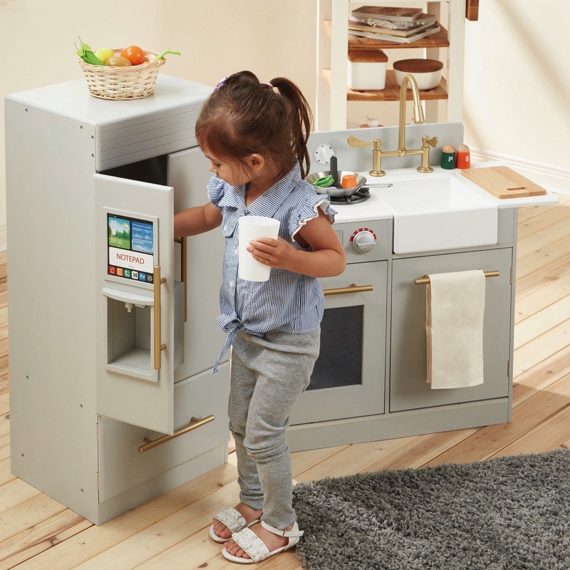 8 OF THE BEST PLAY KITCHENS FOR TODDLERS — WINTER DAISY | Melissa