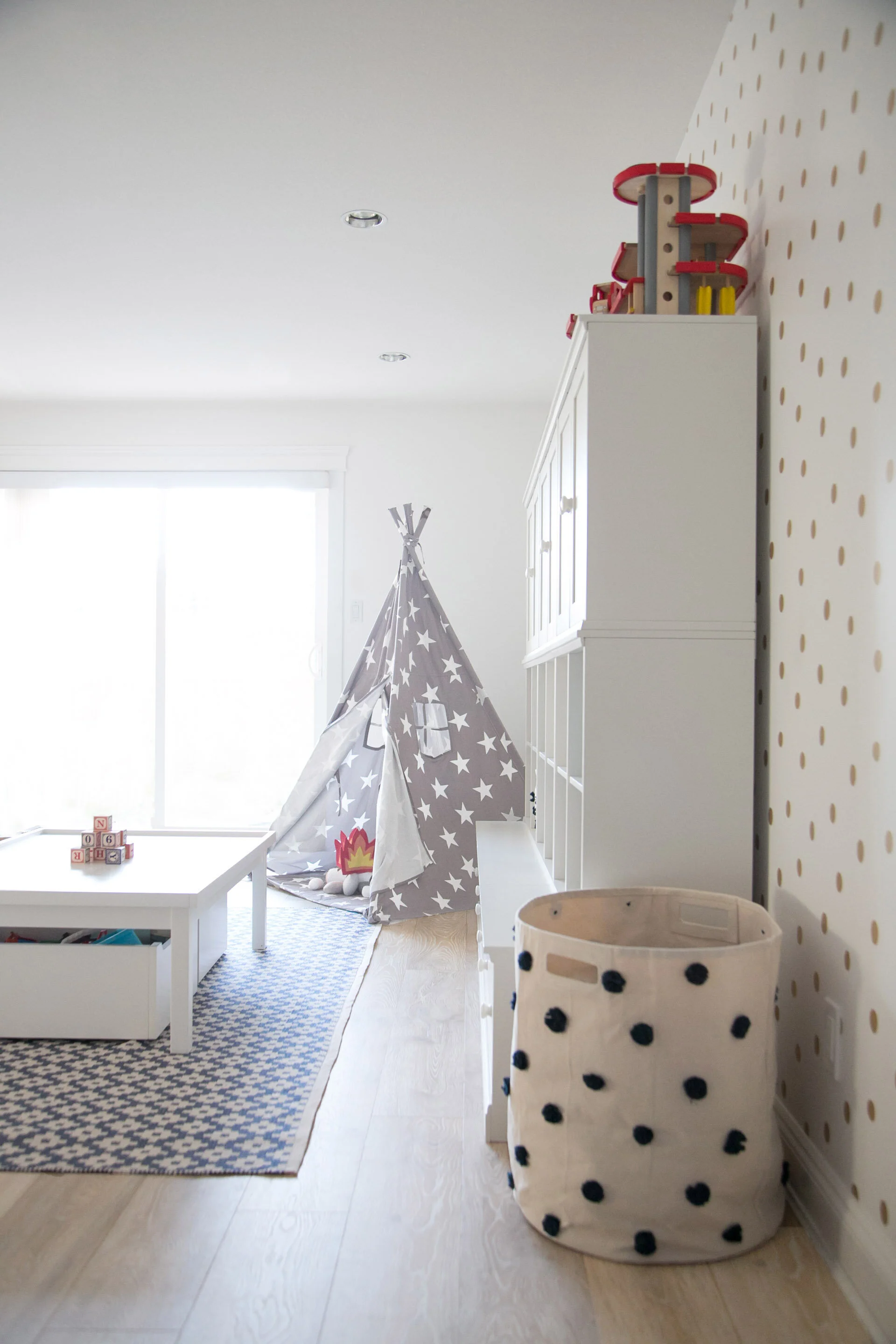 CLASSIC BLUE AND WHITE KIDS' MODERN PLAYROOM REVEAL — WINTER DAISY