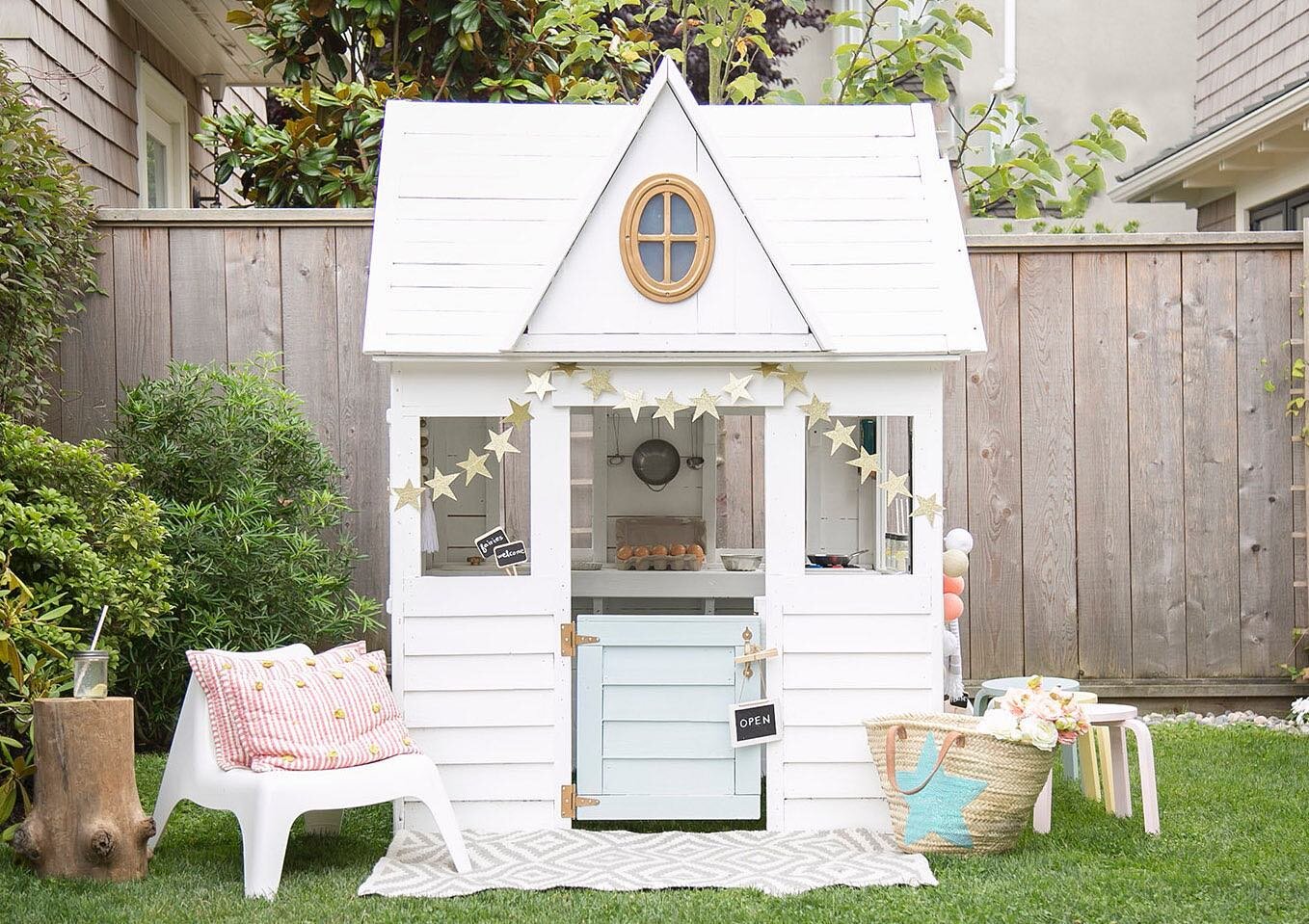 Are you as ready for Spring as I am??! 🙋&zwj;♀️Our little playhouse always reminds me of carefree days and I&rsquo;m sending that vibe your way today! #playhousemakeover