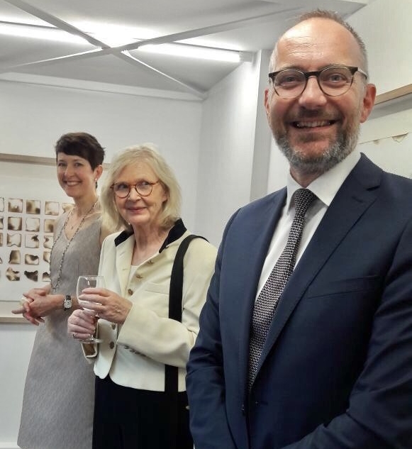  Kelly O'Brien, Rita Reifert, and Kelly O'Brien. Opening night of  Playing With Fire  solo exhibition at Galerie Uhn, Königstein-im-Taunus, Germany. Image: Jimin Leyrer 