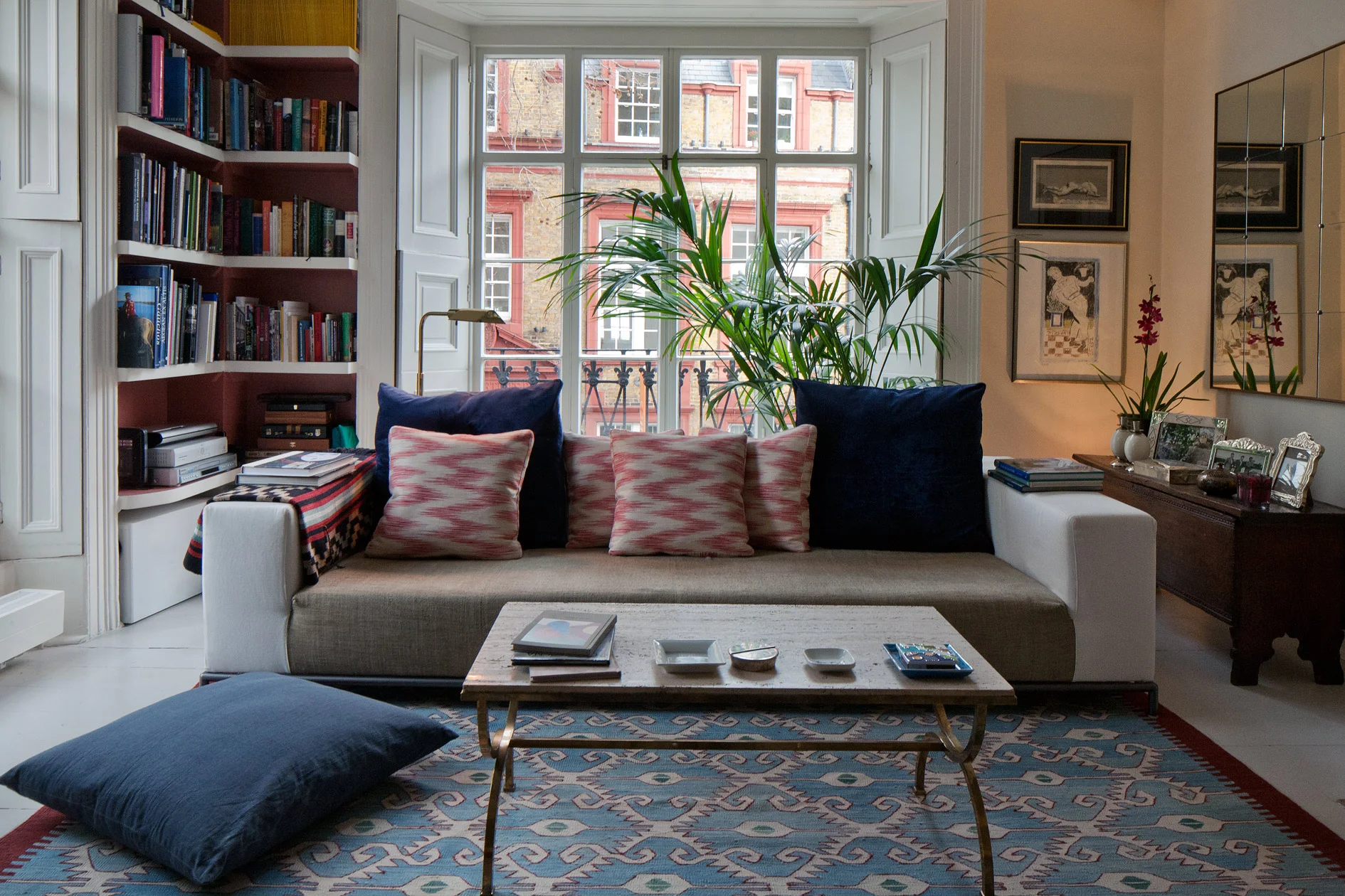 Blues and deep reds evoke the Mediterranean in Bloomsbury family house