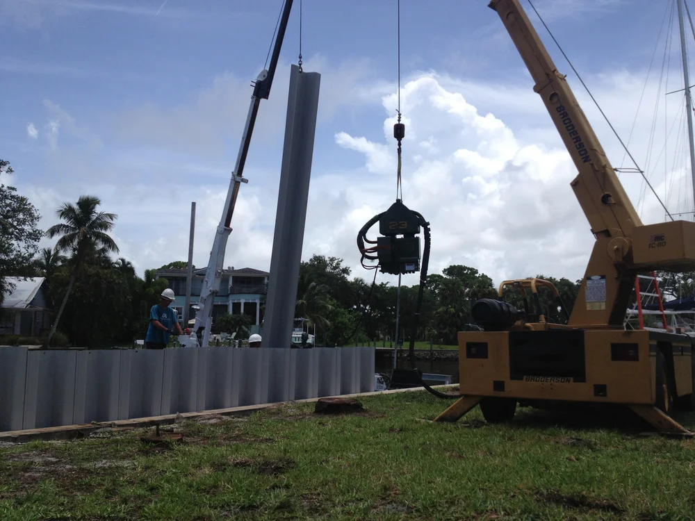 Vibratory sheet pile hammer