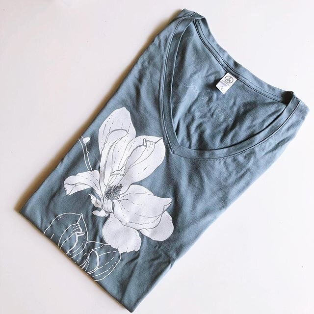 These Magnolia Vnecks are buttery soft and loose-fitting in the most flattering way. Find them in store at @superbloom.sav or dm to order! $29
.
.
.
#handprinted #madeinsavannah #shoplocalsavannah #shopsmallsavannah #savannahshopping #magnolia #graph