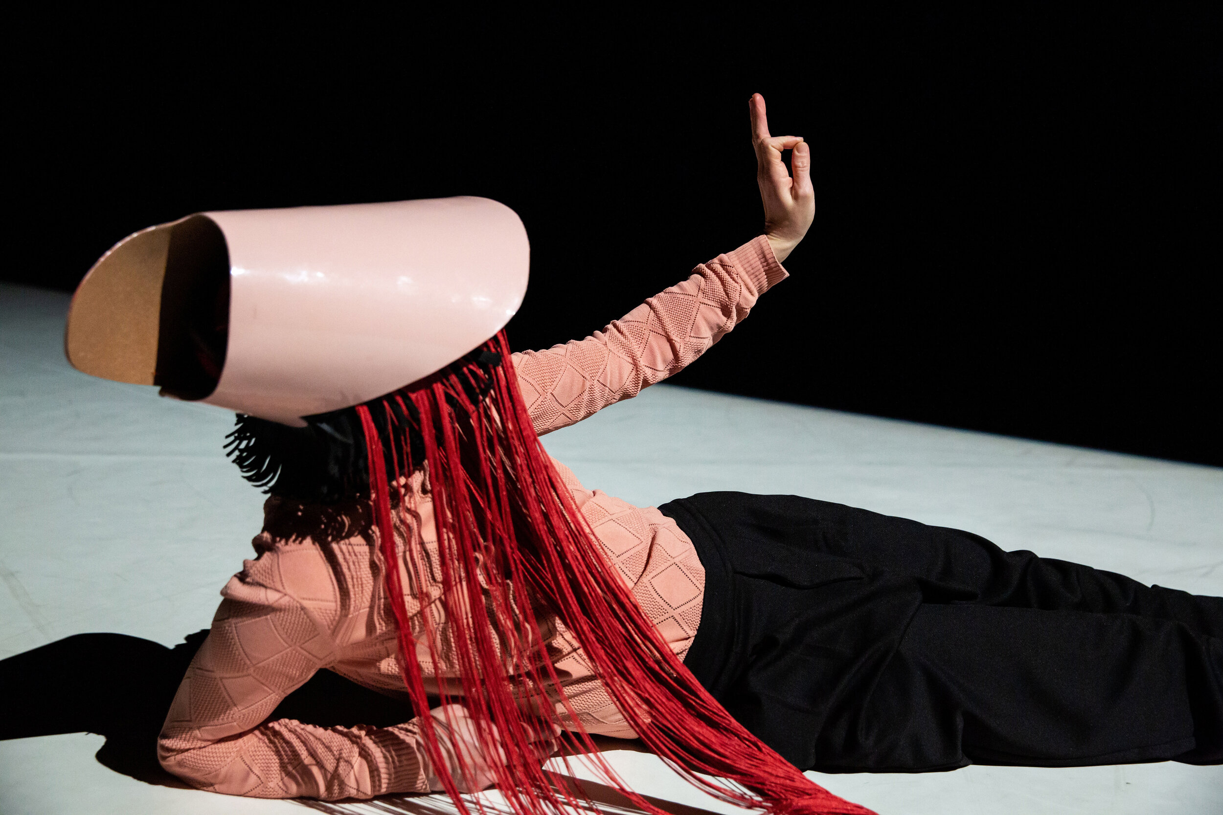  Photographies du solo CORPUS de la danseuse et performer Aline Landreau. Avec le solo CORPUS se mène une enquête sur les strates minérales, animales et végétales qui composent l'être dit humain. On y débusque le corpus - ces corps qui nous habitent,