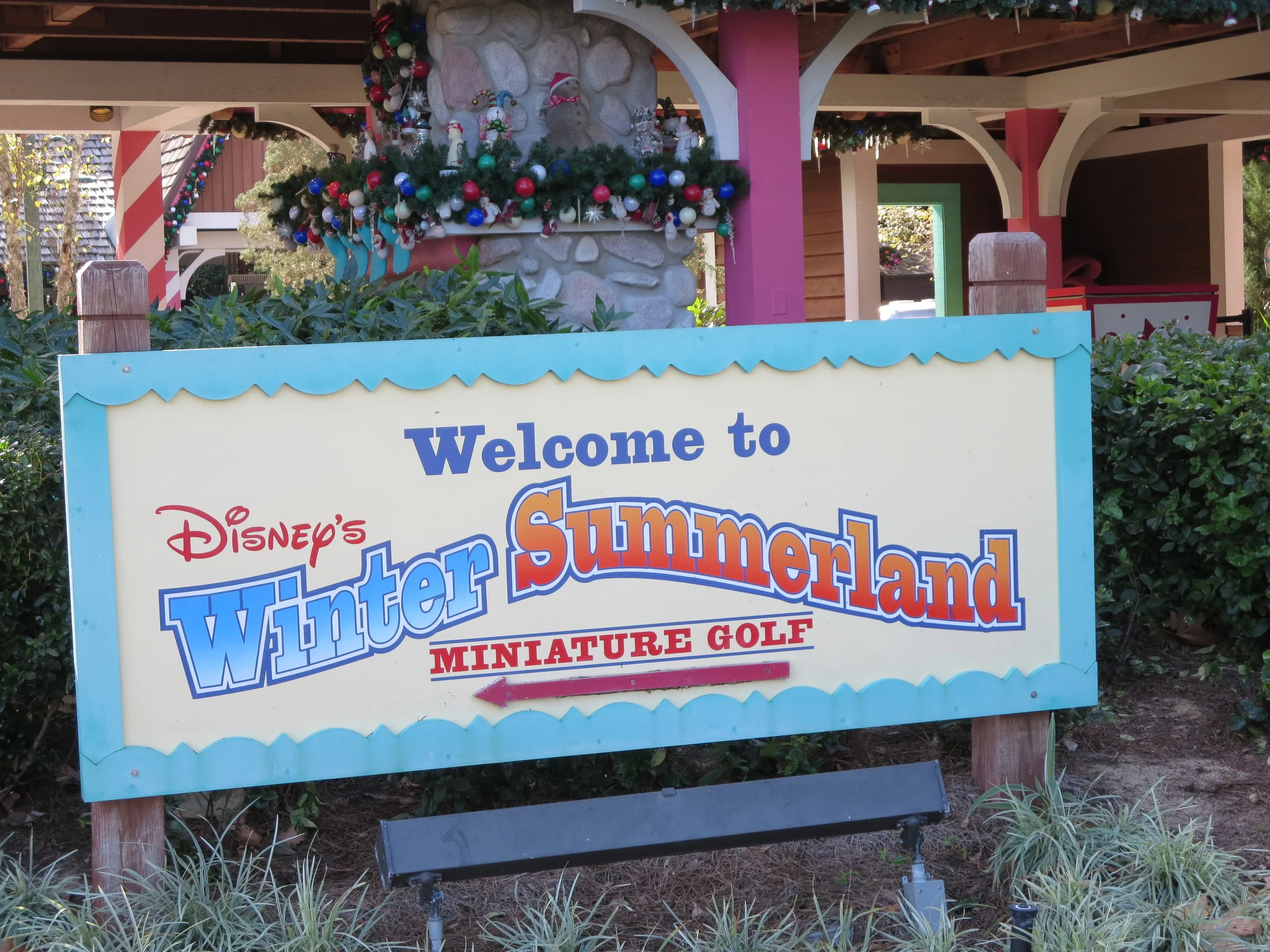 Do you know that Disney World has a Christmas themed mini-golf course? 