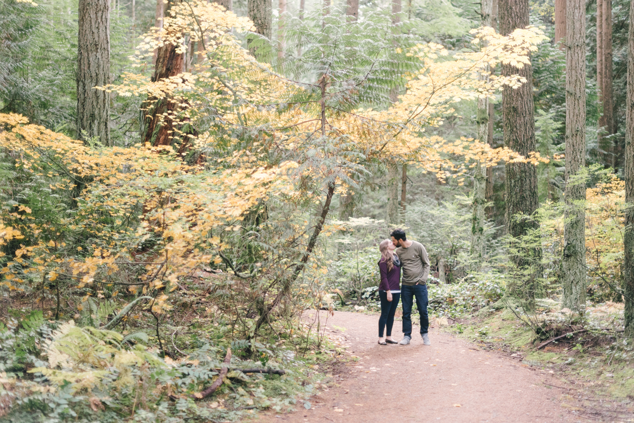 wreck-beach-engagement-photos-01.jpg