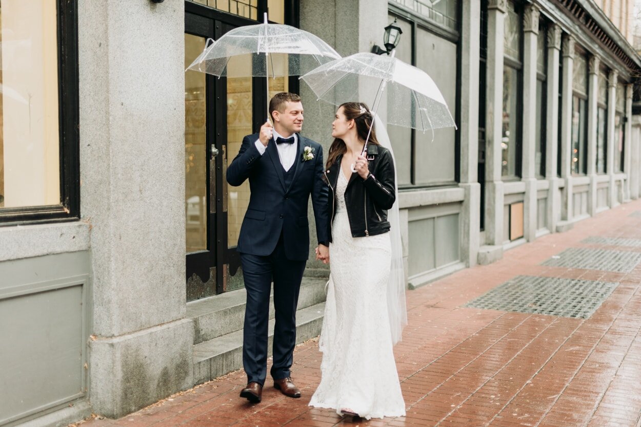 rainy-day-gastown-wedding-18.jpg