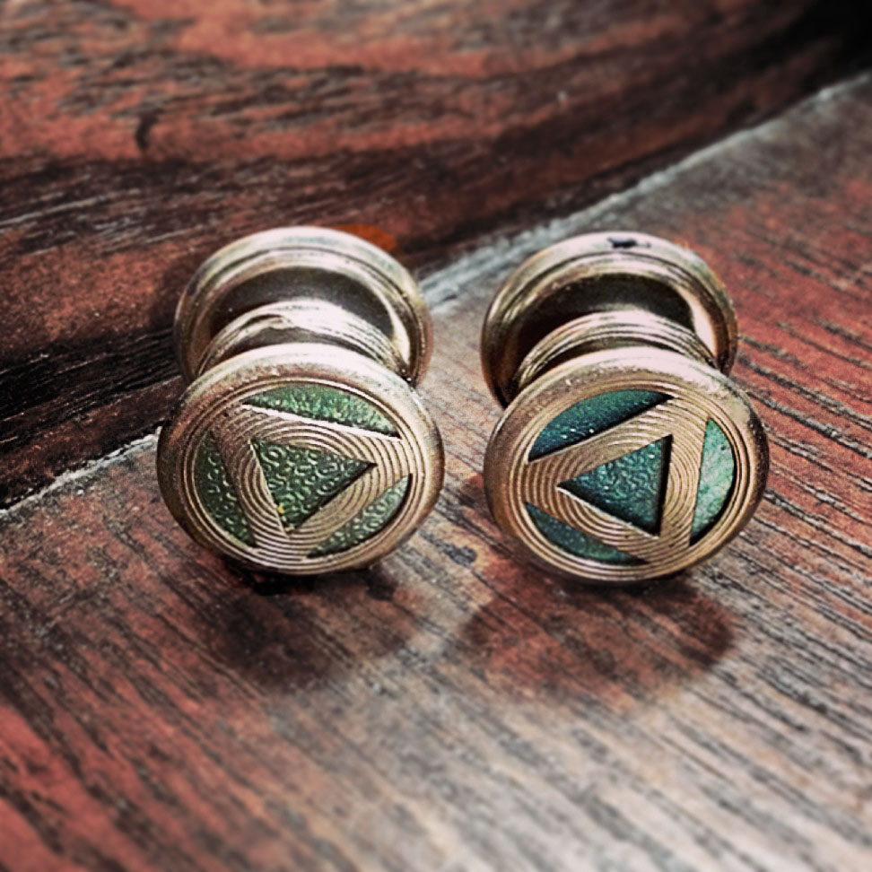 These vintage snap cufflinks are super cool with triangle designs and blue underlay.