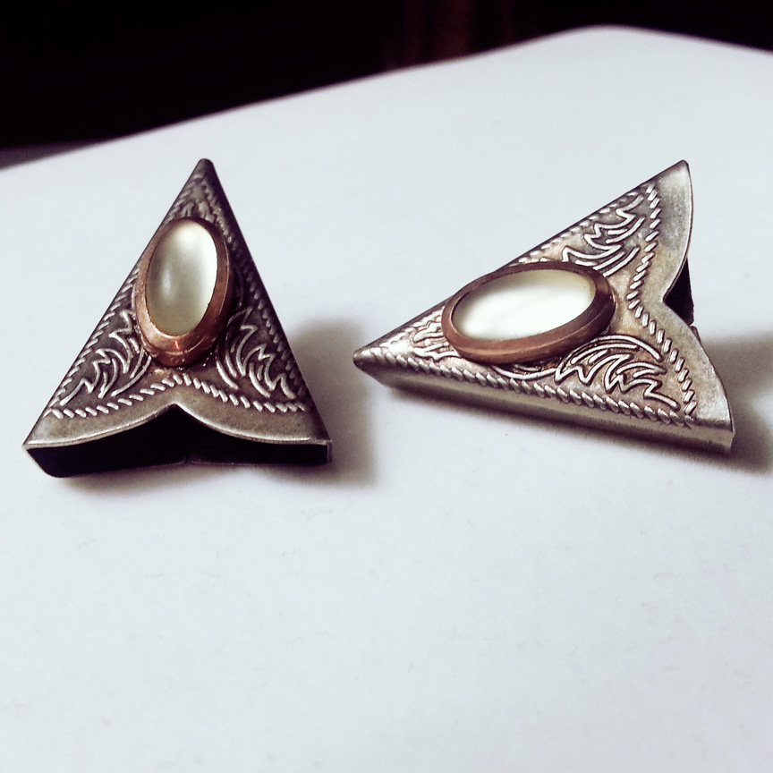 Keep it cool with these western collar tips. I fancied them up with some parts from a beautiful pair of antique cufflinks. 