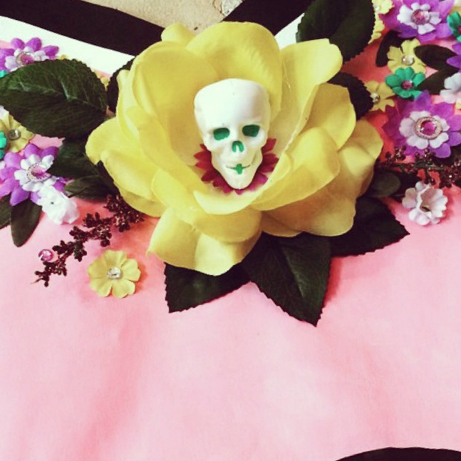 some detail from the centrepiece of the MOM heart, I added this hand painted mini skull to complete the composition of hand painted flowers with a mild breeze of cool factor