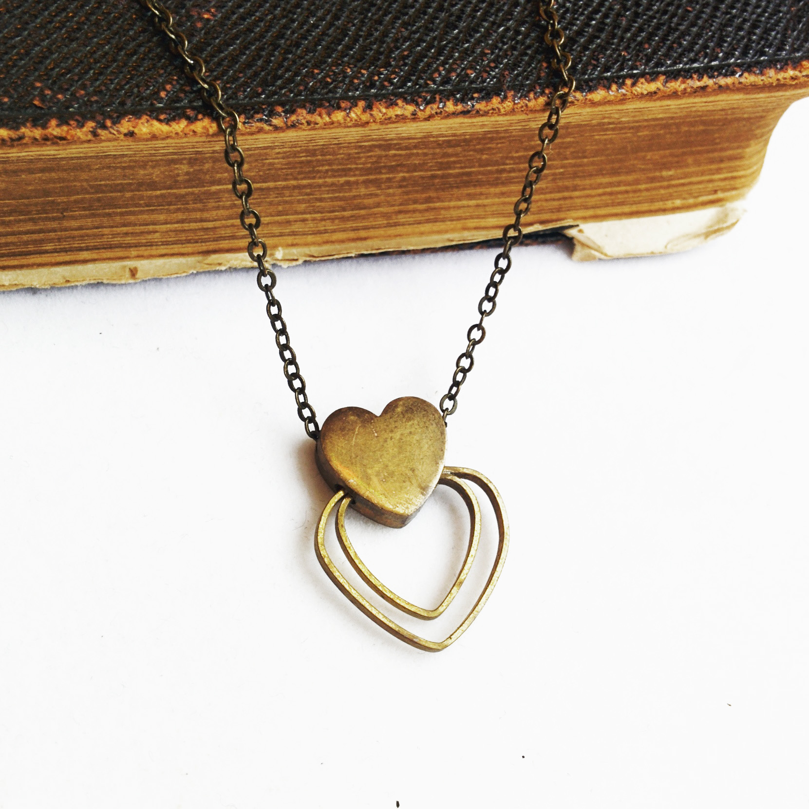 Simple yet perfect, this vintage collar length necklace is all you need!