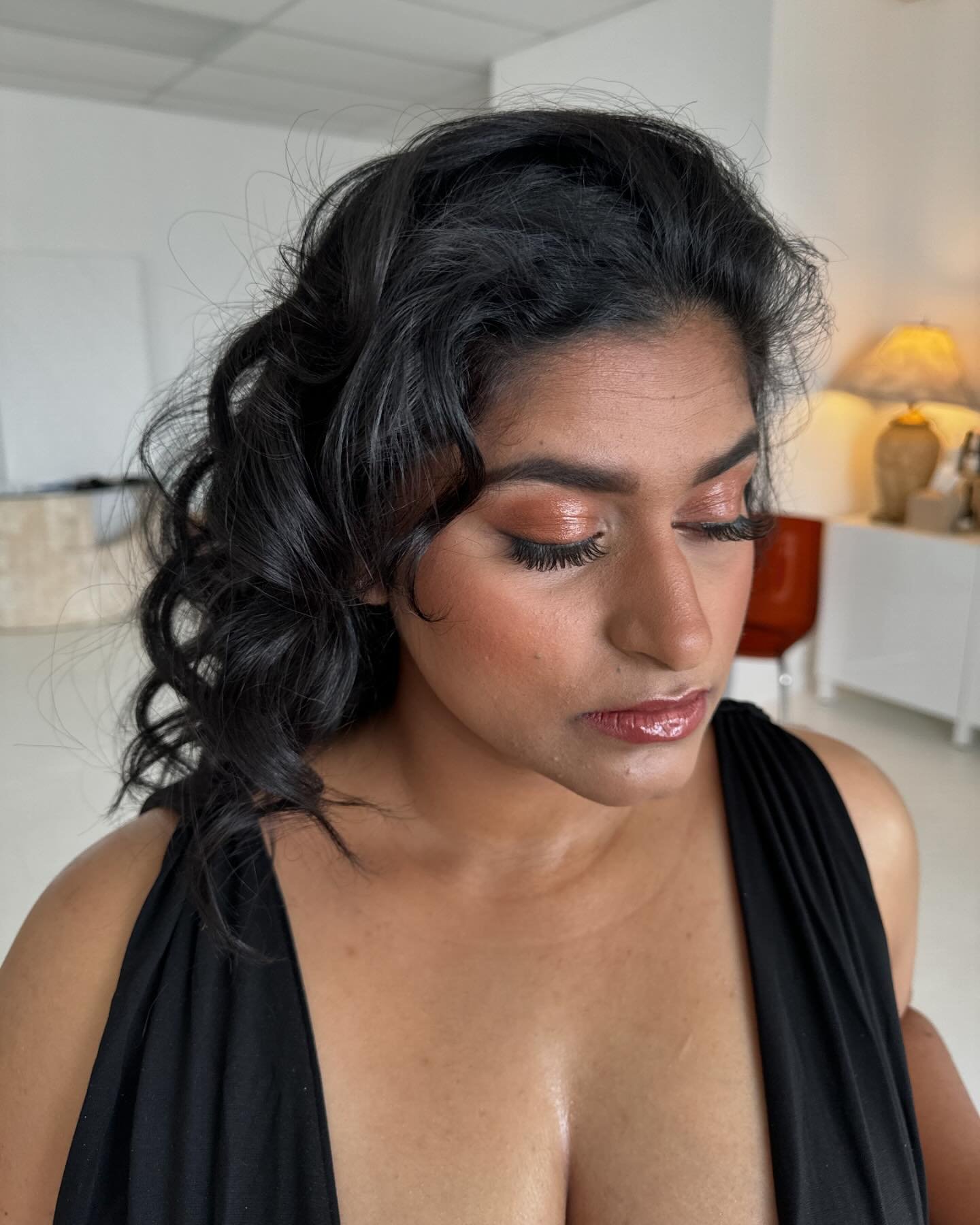 Stunning Bronzed Beauty. The stunning @kimberly.dsouza 

This stunning look was inspired by glowy and glossy. We added a little something extra on the eyelids to get the ultimate shine. Body Glow is a must! Hair was so done by me. 

#makeupartist #ma