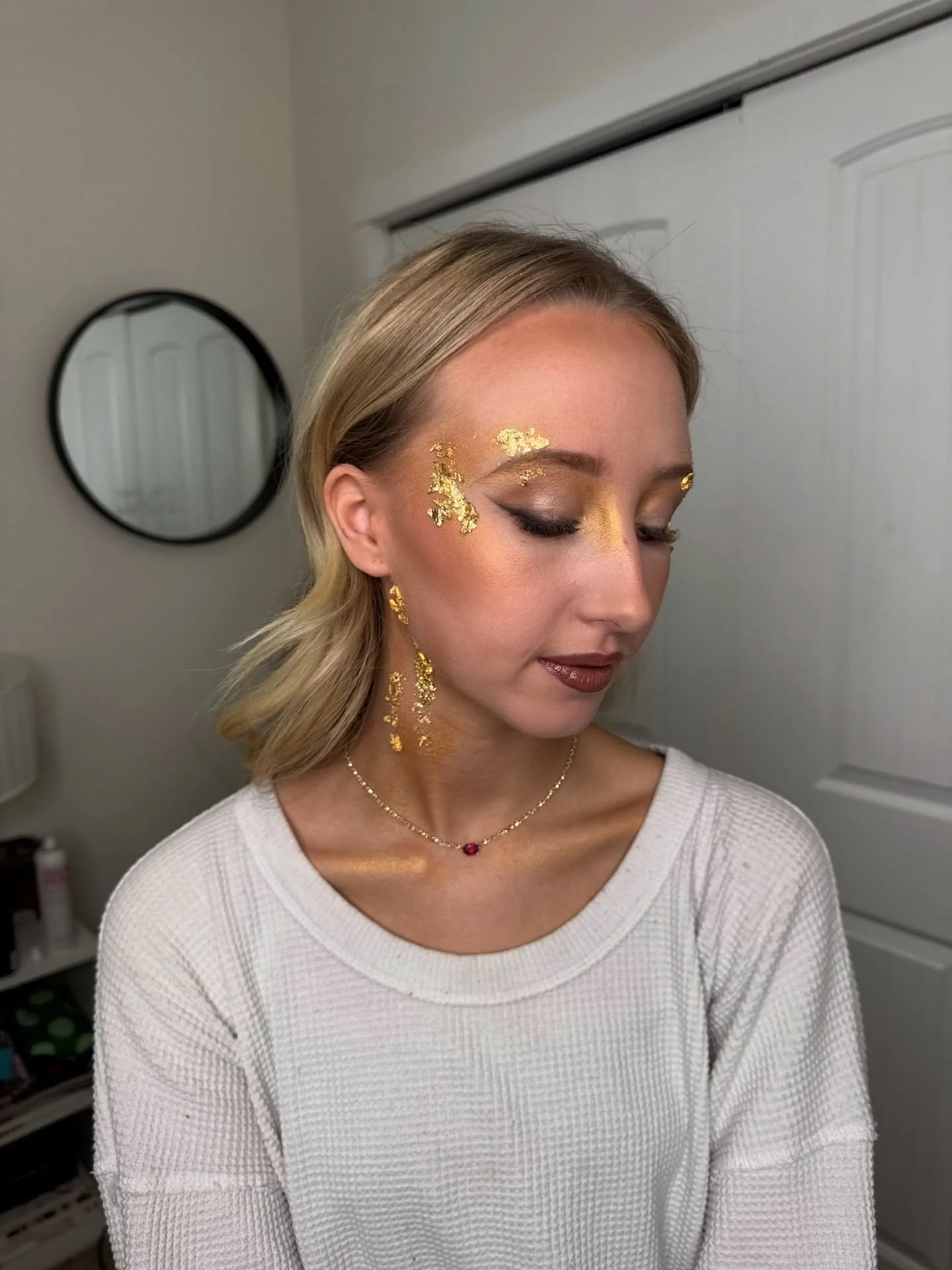 This beauty. Golden and stunning. Miss Abbi won a photoshoot with Water Lily Photography @mel.issa_p and makeup with me @angelamoodymakeupartistry at the Peace River North Festival of the Arts. We finally got to create this beautiful look. Golden Mot