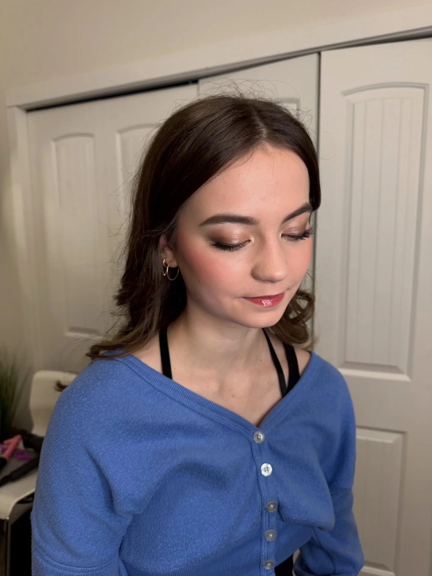 Beautiful Grad. These soft lines and beautiful skin - GLOWS. 

#beautyexpert #makeupartist #makeupartistry #makeupartistryfsj

makeup artist artistry soft glowy home studio