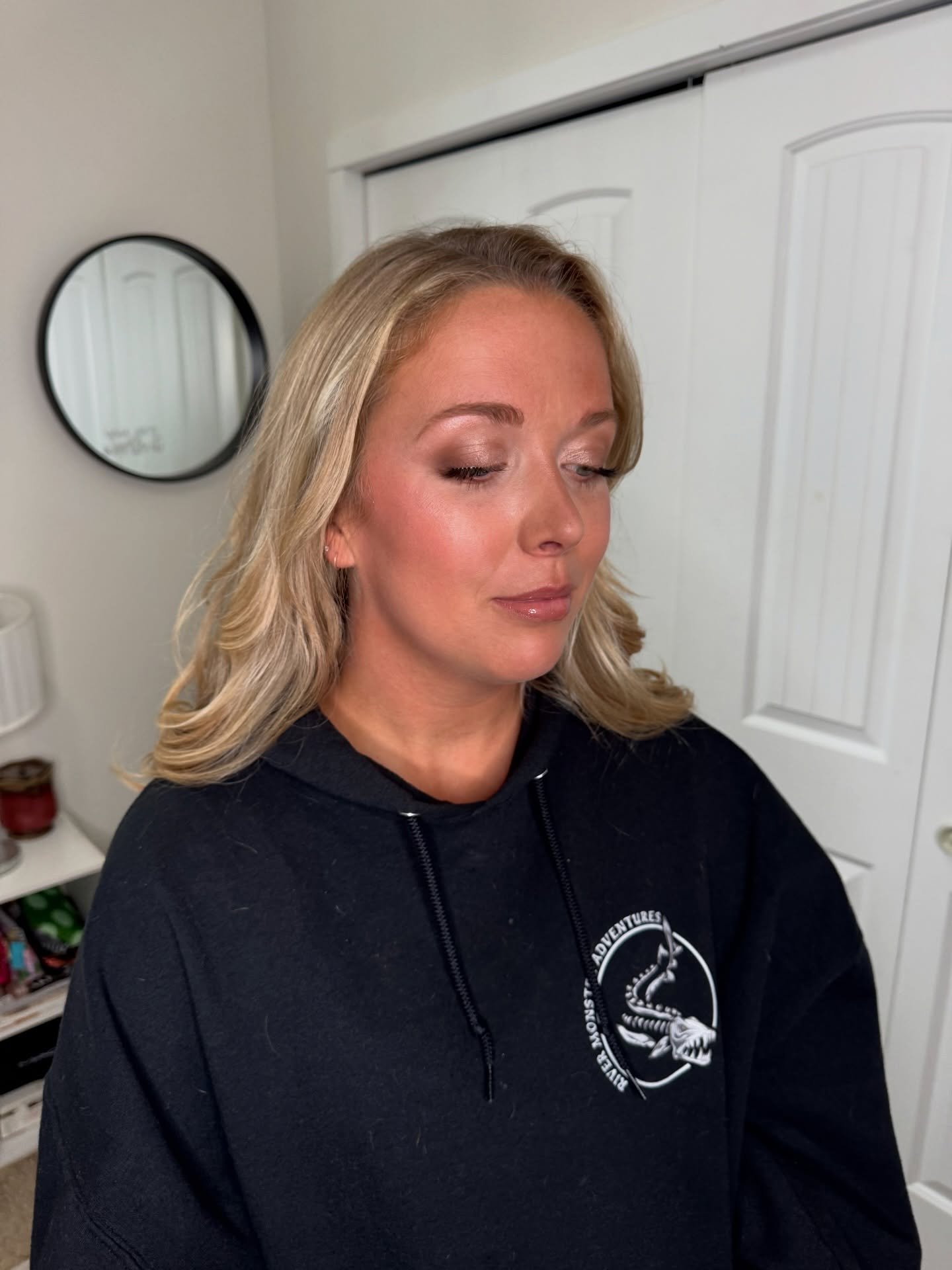 Stunning makeup that just hits perfectly without being overdone. Bronzy and stunning. 
#beautyexpert #makeupartist #makeupartistry #makeupartistryfsj

makeup artist artistry soft glowy home studio On location glam