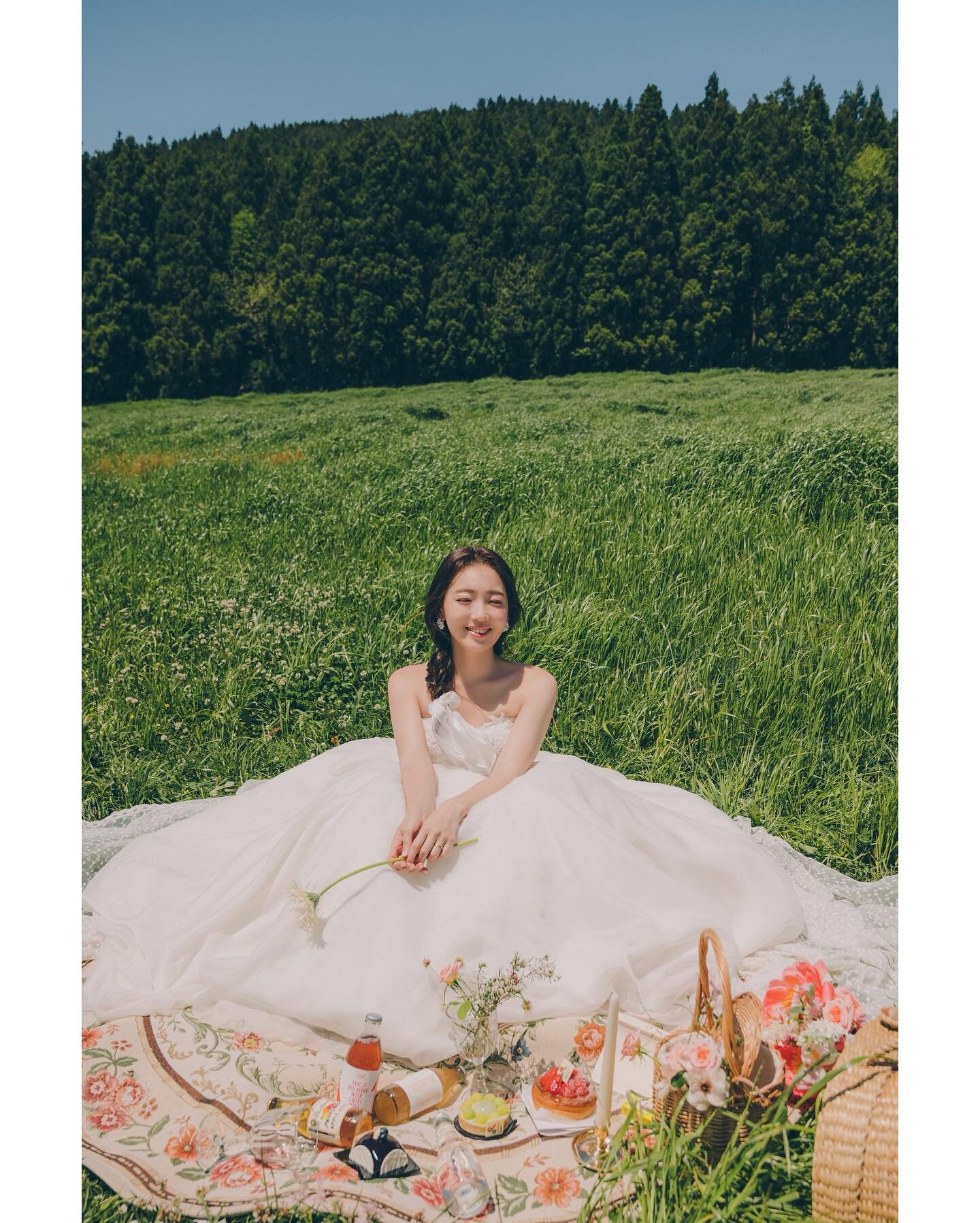 #더파파라찌

눈이 시리게 푸른들판 속 순백의 소녀같던 신부님🌿

여전히,
오늘도,
제주에 살며, 제주를 담고,
사람을담고, 사랑을 담습니다
.
#제주도웨딩 #제주도스냅
Nature wedding
Based in Jeju, Korea
.
Photographed &amp; Styling by.
#흥작가 @thepaparazzii_heung
#가른 스타일디렉터 @thepaparazzii_garn