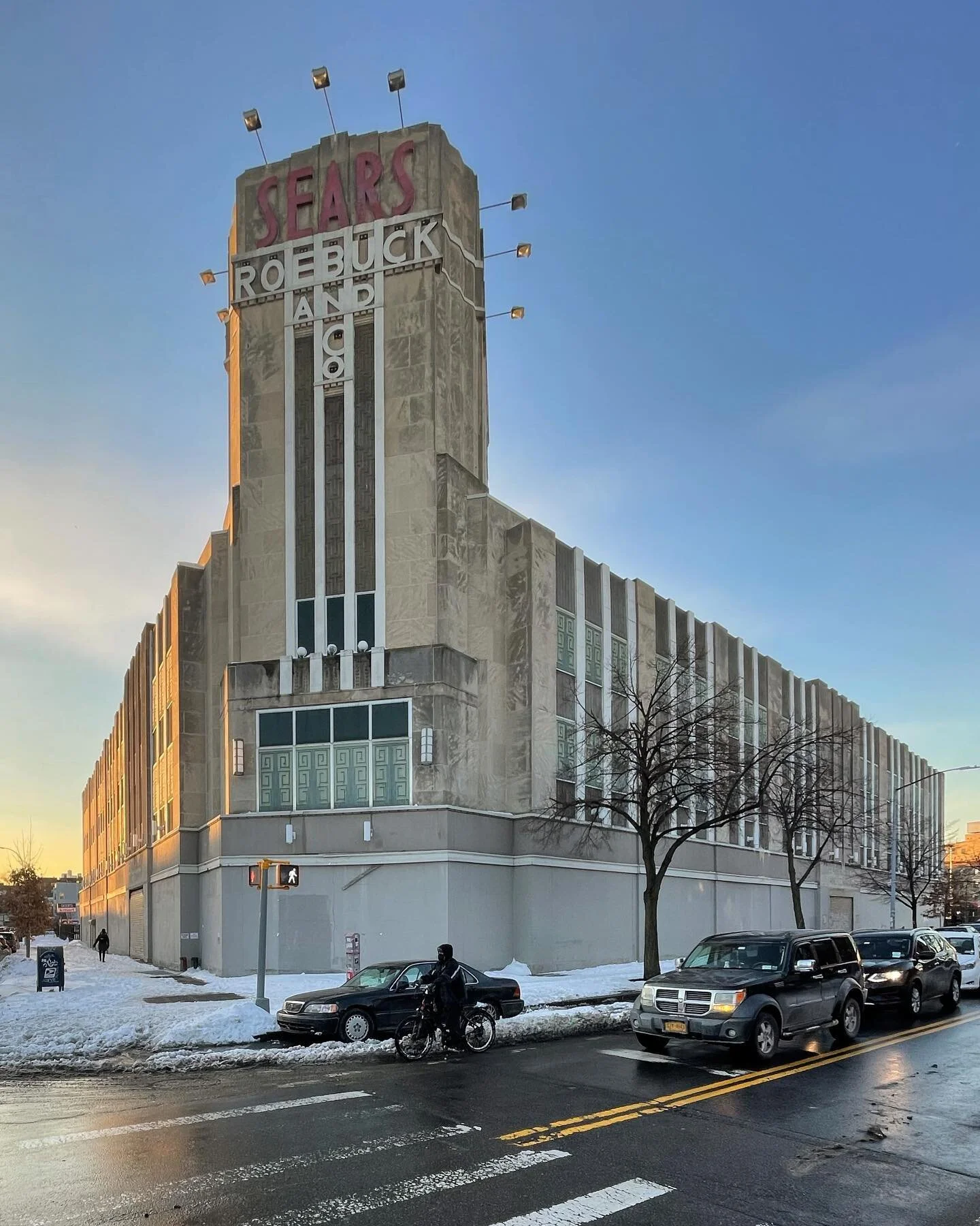 #sears department store officially closed last year. This #flatbush #brooklyn location built 1932 is an #Art Deco relic, a bygone era, and thankfully a protected city landmark.

I wonder what will become of it. Hopefully someone will make better use 