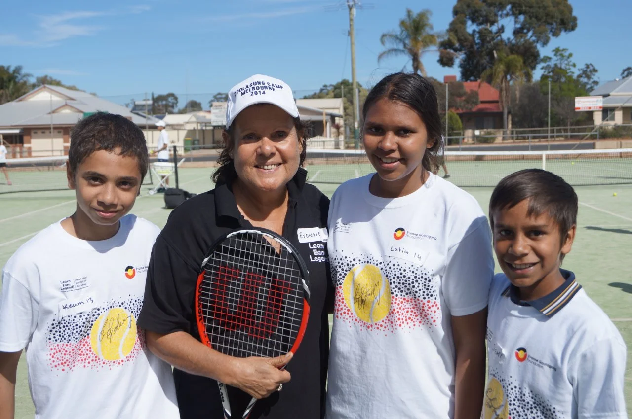  Evonne with some participants. 
