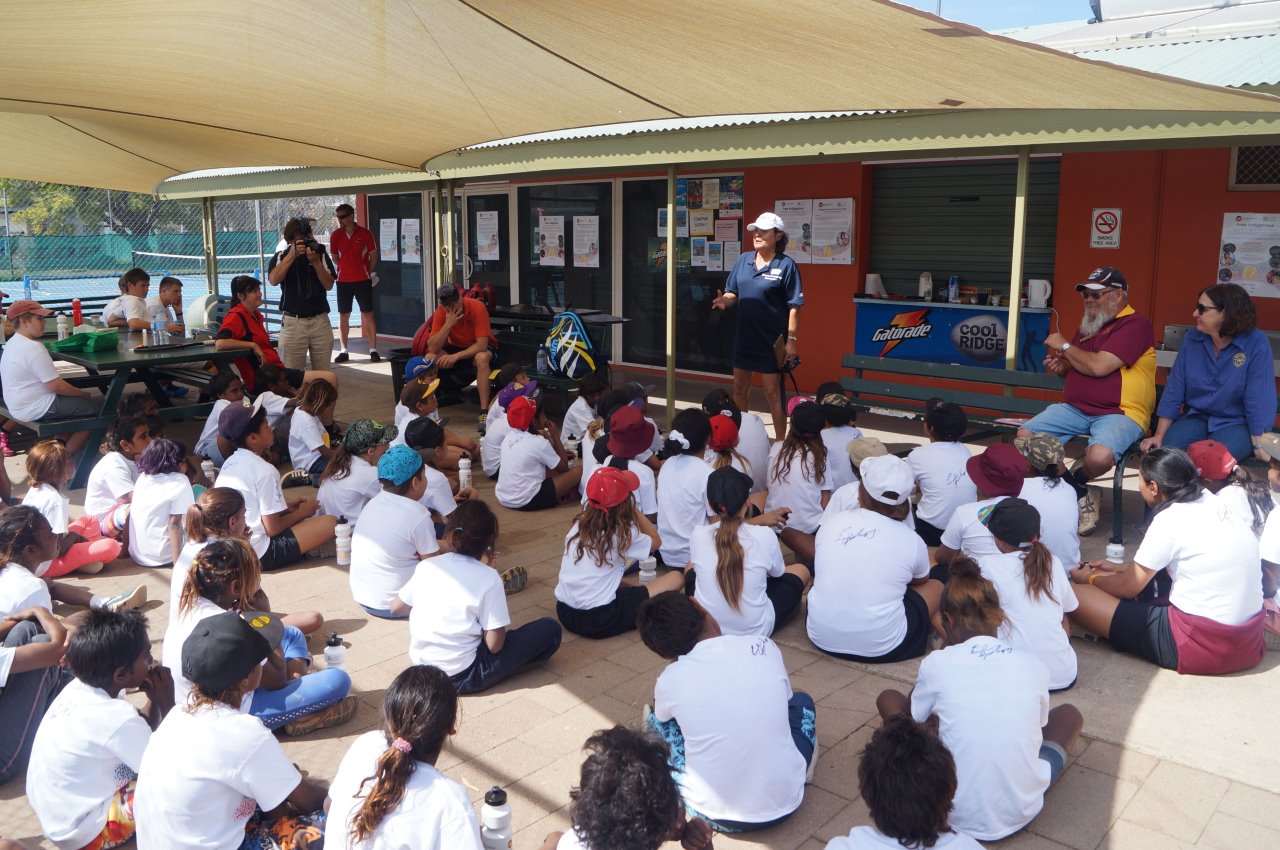  Evonne having a yarn to the kids
