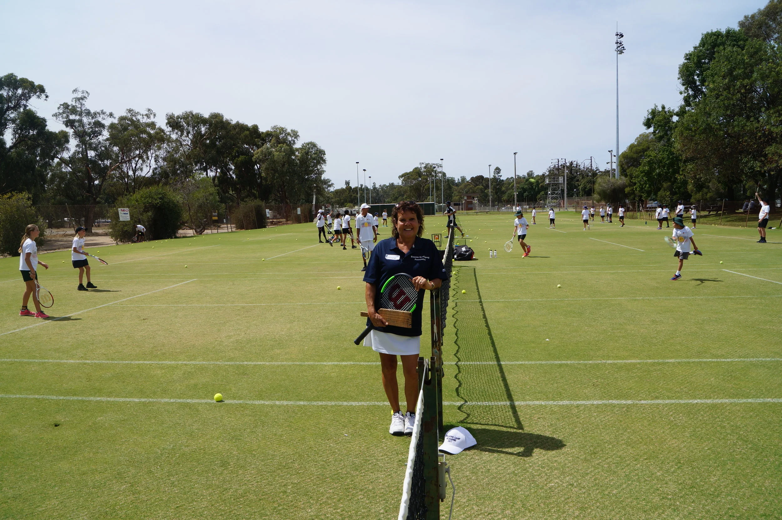 Which racquet will Evonne use on the lawns of Echuca?
