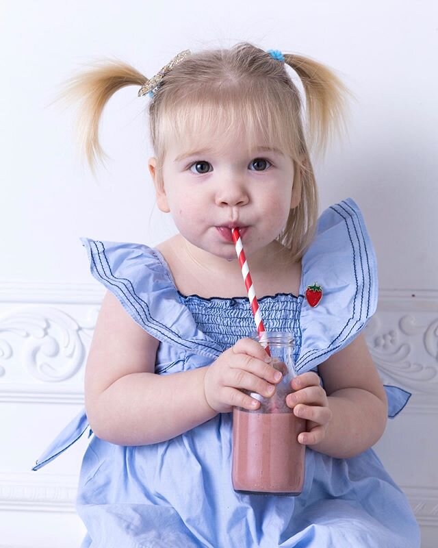 Avec Sarah nous continuons notre travail sur les smoothies merci &agrave; @tanush_grice et &agrave; Poupouille  @sarahvasseghi #nastia #smoothie #fraise #strawberry #drink #littlegirl #daugther #proudfather #healthydrink #healthy #vegan #vegetarianfo