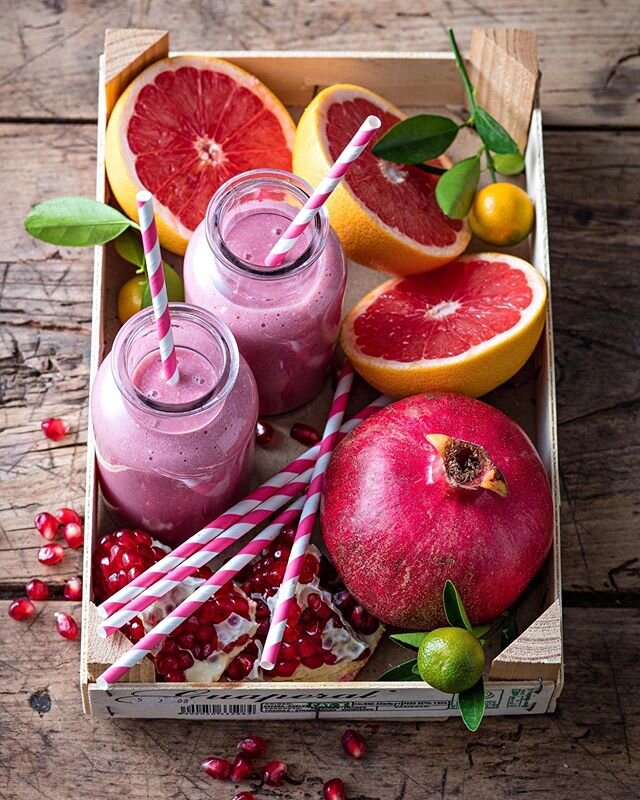 On continue les smoothies ! Avec @sarahvasseghi  #healthydrink #healthyfood #santenaturelle #fruit #vegan #veganfood #smoothie #drink #juice #banana #banane #grapefruit #pamplemousse #pomegranate #grenade #canonphotography #hensel #photography #photo