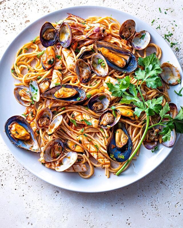 Spaghettis aux coquillages et calamar , jolie r&eacute;alisation de @seviauge pour @cuisineetvinsdefrance #spaghetti #pastalover #pasta #p&acirc;tes #coquillages #shell #fruitsdemer #clam #palourde #moule #mussels #calamar #squid #tomate #tomato  #fo