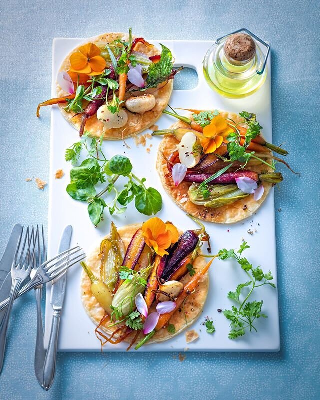 Fleurs et carottes sur des tartes fines merci @marchederungis ! R&eacute;alisation @virginiemartinstyle  #carotte #carrot #flower #fleur #tartefine #tarte #pie #navets #turnip #hensel #canonphotography #canon5ds #vegan #veganfood #veggie #veggiefood 