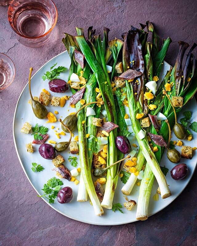 Poireaux c&acirc;pres et olives belle r&eacute;alisation de @seviauge pour @cuisineetvinsdefrance  #poireaux #capres #olive #vegetarian #vegetarianfood #recipies #foodphotography #foodphotographer #photography #photographer #instafood #healthy #healt